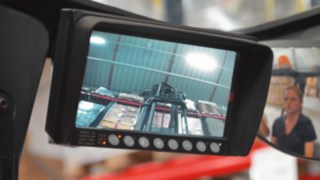 Das Display des Kamerasystems für die Linde Schubmaststapler zeigt die Lastunterseite und den Arbeitsbereich im Regal. Das am Mast montierte Kamerasystem für die Linde Schubmaststapler hilft dem Fahrer die Last sicher im Regal zu positionieren.