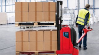 Lithium-Ionen-Technik von Linde Material Handling für Doppelstockbelader und Niederhubwagen mit ergonomischem Hub Lithium-Ionen-Technik von Linde Material Handling für Doppelstockbelader und Niederhubwagen mit ergonomischem Hub