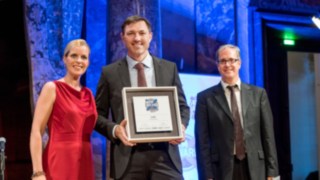Linde-CEO Andreas Krinninger nahm den Kundenpreis in der Kategorie „Best Brand Flurförderzeuge“ bei der Verleihung im Schloss Ludwigsburg entgegen. Zweite große Auszeichnung in 2017 für Linde Material Handling