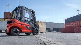 Der Elektrostapler X30 von Linde MH im Außeneinsatz. Der Elektrostapler X30 von Linde MH im Außeneinsatz.