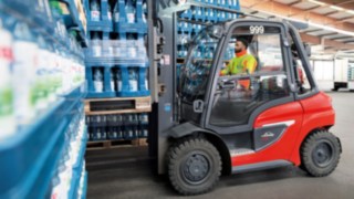 Der V-Stapler H35 von Linde Material Handling im Einsatz im Lager. Der V-Stapler H35 von Linde Material Handling im Einsatz im Lager.
