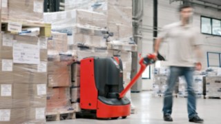 Mitarbeiter im Lager mit Niederhubwagen von Linde Material Handling 