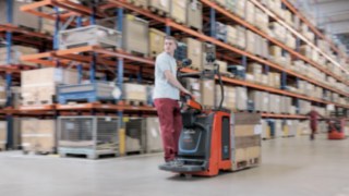 T25 AP von Linde Material Handling mit klappbarer Standplattform