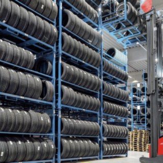 Linde Schubmaststapler im Hochregal