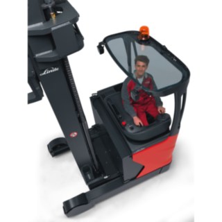 Schubmaststapler mit Glasdach Schubmaststapler von Linde mit Glasdach