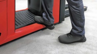 Kommissionierstapler mit pneumatisch gedämpfter Fahrerplattform