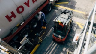 Ein Linde-Stapler in Ex-Schutz-Ausführung steht neben einem Tanklastzug mit Chemikalien.