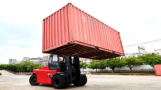 Beladener Containerstapler E100-E180 von Linde Material Handling Beladener Containerstapler E100-E180 von Linde Material Handling