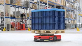 Der autonome mobile Roboter (AMR) C-MATIC von Linde Material Handling transportiert Ware Der autonome mobile Roboter (AMR) C-MATIC von Linde Material Handling transportiert Ware