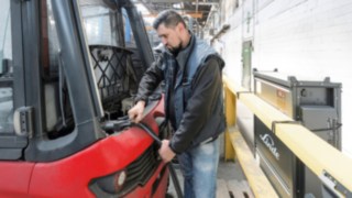 Schnelles Zwischenladen des E30 dank Lithium-Ionen-Technologie Elektrostapler E30 von Linde an der Ladestation