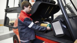 Service Mitarbeiter von Linde am Fahrzeug Service Mitarbeiter von Linde am Fahrzeug
