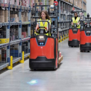 Kommissionierstapler von Linde fahren zwischen Hochregalen