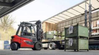 Ein Linde X35 Elektrostapler bei der LKW-Entladung