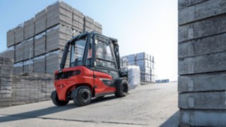 Elektrostapler X35 von Linde Material Handling transportiert Ware im Außenbereich