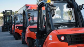 Immer genug Power mit den Linde-Mietstaplern Linde Mietstapler in einer Reihe