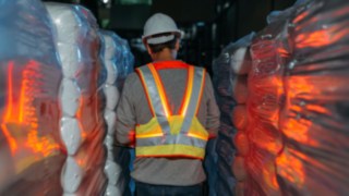 Mit der interaktiven Warnweste gewinnt Linde Material Handling den DEKRA Award. Interaktive Warnweste von Linde Material Handling