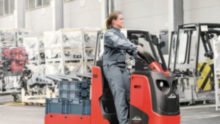 Linde Mitarbeiterin mit Schlepper auf dem Werksgelände Linde Mitarbeiterin mit Schlepper auf dem Werksgelände