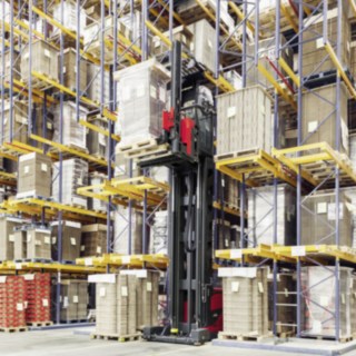 VNA-Gerät von Linde MH wird mithilfe von RFID-Tags durch Regale manövriert