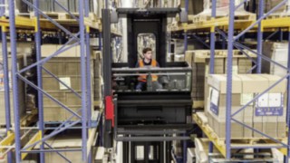 Fahrer in Fahrerkabine des Schmalganggeräts K von Linde Material Handling im Hochregal