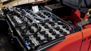 Die neue Traktionsbatterie im aufbereiteten Gebrauchtstapler sorgt für eine höhere Energieeffizienz  Traktionsbatterie für Elektro-Stapler von Linde Material Handling