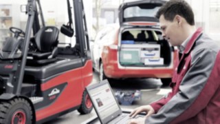 Durch regelmäßige Wartungen werden unerwartete Reparaturen am Gebrauchtstapler minimiert. Wartung eines Linde-Staplers durch einen Servicetechniker