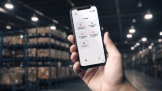 Smartphone mit Startbildschirm vom Linde Warehouse Manager