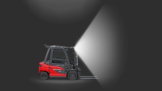Ein mit dem Linde VertiLight ausgestatteter Gegengewichtsstapler von Linde MH. Ein mit dem Linde VertiLight ausgestatteter Gegengewichtsstapler von Linde MH.