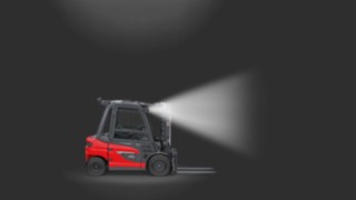 Ein mit LED-Arbeitsscheinwerfern ausgestatteter Gegengewichtsstapler von Linde MH. Ein mit LED-Arbeitsscheinwerfern ausgestatteter Gegengewichtsstapler von Linde MH.