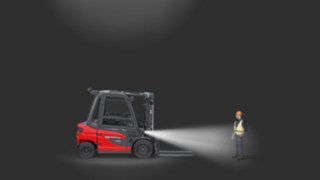 Blendfreie Arbeitsscheinwerfer im Einsatz an einem Gegengewichtsstapler. Blendfreie Arbeitsscheinwerfer im Einsatz an einem Gegengewichtsstapler.