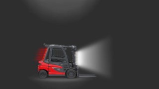 Ein mit den Linde LED Stripes ausgestatteter Gegengewichtsstapler von Linde MH. Ein mit den Linde LED Stripes ausgestatteter Gegengewichtsstapler von Linde MH.
