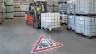 Mit der Linde Reverse Assist Camera steigert CEMEX das Sicherheitsniveau bei Reversiermanövern am Standort Salzkotten. Linde Stapler X25 in der Werkshalle von CEMEX am Standort Salzkotten