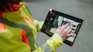 Ein Tablet hilft bei der Sicherheitsberatung von Linde MH. Ein Tablet hilft bei der Sicherheitsberatung von Linde MH.