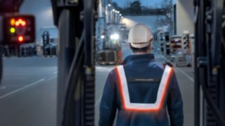 Für mehr Sicherheit im Lager sorgt die interaktive Warnweste von Linde Material Handling.