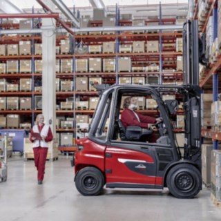Linde Motion Detection ist ein Assistenzsystem, das Bewegungen hinter dem Gabelstapler erkennt. Gabelstapler von Linde fährt dank Linde Motion Detection sicher rückwärts