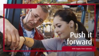 Linde Mitarbeiter mit Auszubildende in der Produktion