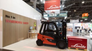 Messestand von Linde Material Handling auf der A+A Sicherheitsmesse