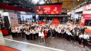 Gruppenfoto der Mitarbeitenden von Linde Material Handling auf der LogiMAT.