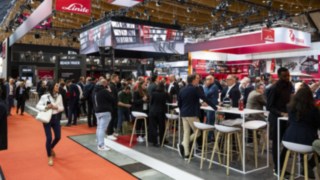 Besucher am Stand von Linde Material Handling auf der LogiMAT.