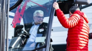 Mann sitzt in der Fahrerkabine eines neuen Gabelstaplers von Linde Material Handling.