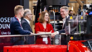 Ulrike Just, Mitglieder der Geschäftsführung von Linde Material Handling, mit Besuchern auf der LogiMAT.