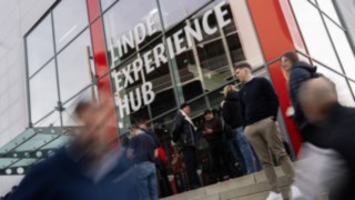 Besucher des Linde Automation Summit vor dem Linde Experience Hub in Aschaffenburg.