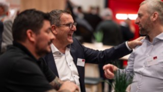 Zwei Besucher unterhalten sich auf dem Linde Automation Summit.