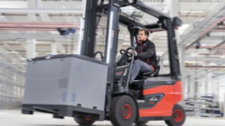 Die Roadster-Modelle E20 – E35 R bieten dem Fahrer freie Sicht auf den Fahrweg. Roadster-Modelle E20 – E35 R von Linde Material Handling sorgen für freie Sicht.