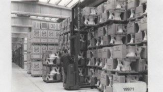 Der Schubmaststapler war eine echte Revolution und ermöglichte die optimale Nutzung von Lagerfläche am Boden und in der Höhe. Der Schubmaststapler war eine echte Revolution und ermöglichte die optimale Nutzung von Lagerfläche am Boden und in der Höhe.