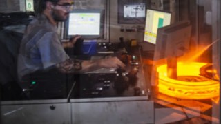 In der radial-axialen Walzenmaschine begegnen sich archaische Kräfte und modernste Steuerungstechnik. Ein Mitarbeiter von Bohemia Rings im Einsatz.
