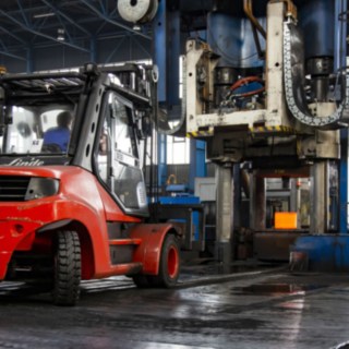 In der Presse verwandelt sich der Zylinder in einen Rohling für den späteren Ring. Der Linde H160 vor der Presse.