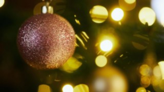 Weihnachtsschmuck an einem Tannenbaum