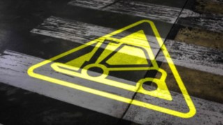 Gelbes Warnsymbol des stationären Warn-Projektors. Gelbes Warnsymbol des stationären Warn-Projektors.