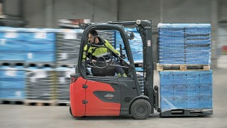 Mitarbeiter von DB Schenker am Terminal in Schweinfurt fährt Linde E16 im Rückwärtsgang