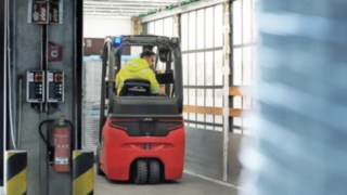 Ein Fahrer von DB Schenker manövriert den E-Stapler E16 von Linde MH rückwärts aus dem Lkw.